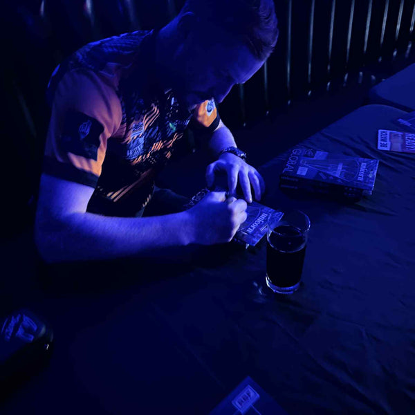 UNICORN TOM SYKES 2025 22G 90% STEEL TIP DARTS **SIGNED**